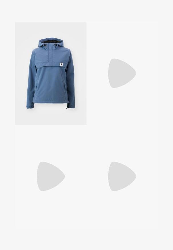 Giacca impermeabile blu con design a mezza zip, cappuccio regolabile, polsini elastici e tasche laterali, realizzata in tessuto morbido e resistente.; Due top in cotone, uno bianco e uno nero. Ognuno ha un profondo scollo e spalline sottili, con una texture liscia e morbida.; Carhartt WIP BRANDON PANT - Jeans baggy - bourbon; Sneaker bianco con accenti verdi, tomaia in pelle, punta perforata, chiusura con lacci e suola in gomma testurizzata. Presenta un logo "N" ben visibile.