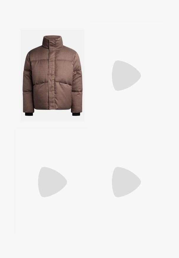 Patikrinta pūkinė striukė rudos ir kreminės spalvos atspalvių, turinti aukštą apykaklę, priekinės kišenes ir elastingas rankoves, užtikrinančias tvirtą prigludimą.; Juodas medvilninis marškinėliai su apvaliu kaklu. Ant priekinės pusės yra smėlio spalvos stačiakampis grafikas ir baltas tekstas "JAWO", centrinėje dalyje. Trumpi rankoviai.; Juodos kelnės su tiesiu kirpimu, pagamintos iš medvilnės mišinio. Turi metalinį mygtuką ir šonines kišenes. Be matomų raštų.; Juodi slip-on sportbačiai su tekstūruota odos viršutine dalimi, balta gumine padai ir be matomų raištelių. Šone yra prekės ženklo logotipas.