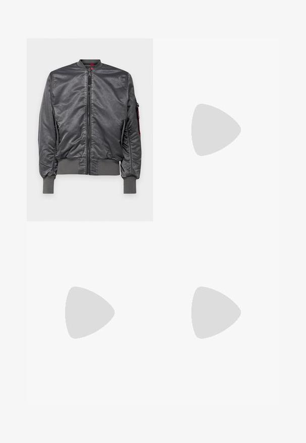 Alpha Industries VINTAGE - Bomber jakna - anthra; Črna bombažna majica s kratkimi rokavi, ki prikazuje sprednjo grafiko kipa in besedo "OBŽALUJ" v debeli sivi pisavi.; Kamuflažni cargo hlače v odtenkih sive in bele, z več žepi in vrvico na koncih za prilagodljivo prileganje.; Črne tekaške superge, ki združujejo mrežaste in sintetične materiale, imajo debel podplat, ukrivljen oblikovni slog ter izrazito blagovno znamko na strani.; Angularne sončne očala s sivim tonom in srebrnim okovjem, postavljena na svetli podlagi. Leče imajo edinstveno geometrijsko obliko.