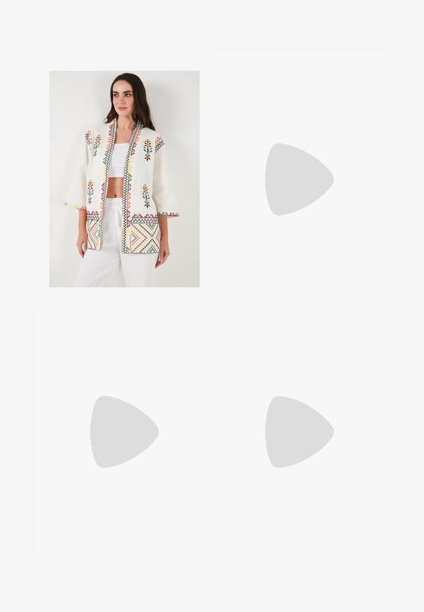 LELA LOOSE FIT - Veste légère - ecru; T-shirt en coton beige à manches courtes avec un imprimé graphique bordeaux représentant un paysage montagneux et "Levi Strauss & Co. Two Horse Brand."; BDG Urban Outfitters CHECK NICOLA JORT - Short - beige; Chaussure bateau en cuir marron avec une semelle en caoutchouc marron épaisse, œillets dorés et coutures contrastantes. Présente un logo sur le côté.