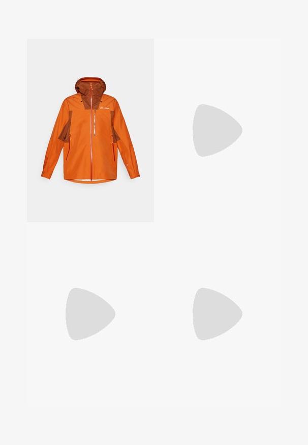 Orange Outdoor-Jacke mit braunem Kapuzen, Reißverschluss vorne, zwei Seitentaschen und kontrastierenden Farbpaneelen, aus wasserabweisendem Material gefertigt.; Schwarzes T-Shirt mit kurzen Ärmeln aus leichtem Stoff. Mit einem kleinen weißen Logo auf der linken Brust und dezenten Akzenten an den Schultern.; Schwarze Sporthosen aus leichtem Stoff, mit einem Kordelzugbund, seitlichen Taschen und schmal zulaufenden Bündchen an den Knöcheln.; Schwarzer Trailrunning-Schuh mit strukturiertem Obermaterial, Gummisohle und verstärkter Zehenkappe. Verfügt über einen gepolsterten Kragen und eine Ziehlasche für einfaches Anziehen.