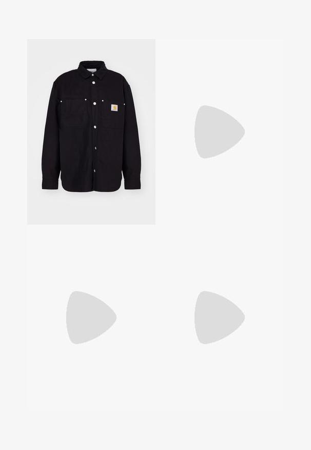 Carhartt WIP WALTER SHIRT SULLIVAN - Lichte jas - black; Witte katoenen T-shirt met een zwart Adidas-logo in het midden. Korte mouwen en een ronde hals. Gladde textuur.; Zwarte broek met een ingewikkeld patroon van verschillende vormen, waaronder bloemendessins en strepen in oranje, groen en wit.; Zwart-witte sneakers met een bovenwerk van suede en leer, voorzien van drie witte strepen, een geperforeerde neus en een rubberen gumzool.