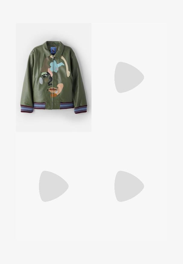 Jaqueta bomber em pele verde com um design colorido de rosto, fecho frontal, dois bolsos laterais e punhos e bainha em malha listrada.; Camiseta de algodão preta com mangas curtas, decote redondo e um pequeno logo verde no bolso do peito esquerdo. Design simples, corte regular.; Calças pretas feitas de um tecido de algodão misto, com corte reto, cintura elástica com botão e sem padrões ou detalhes visíveis.; Tênis de couro preto com sola de borracha branca, apresentando um logotipo de crocodilo verde e cadarços redondos, design elegante com textura suave.