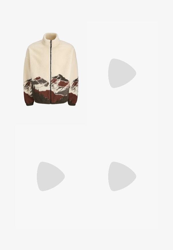 Jachetă din fleece de culoare crem cu guler înalt și fermoar întreg. Prezintă un model de peisaj montan în nuanțe de maron, gri și roșu la tiv.; Tricou alb din bumbac cu mâneci scurte, decolteu rotund, croială lejeră și fără logo-uri sau modele vizibile. Textură netedă și design minimalist.; Jeans cu talie înaltă, lejere, din denim negru estompat. Caracteristici: cinci buzunare, bucle pentru curea și un design curat cu picior drept.; Sneaker gri și alb, cu un superior din suede și piele, vârf rotund, șireturi plate și o talpă din cauciuc ce prezintă un accent de culoare gum.