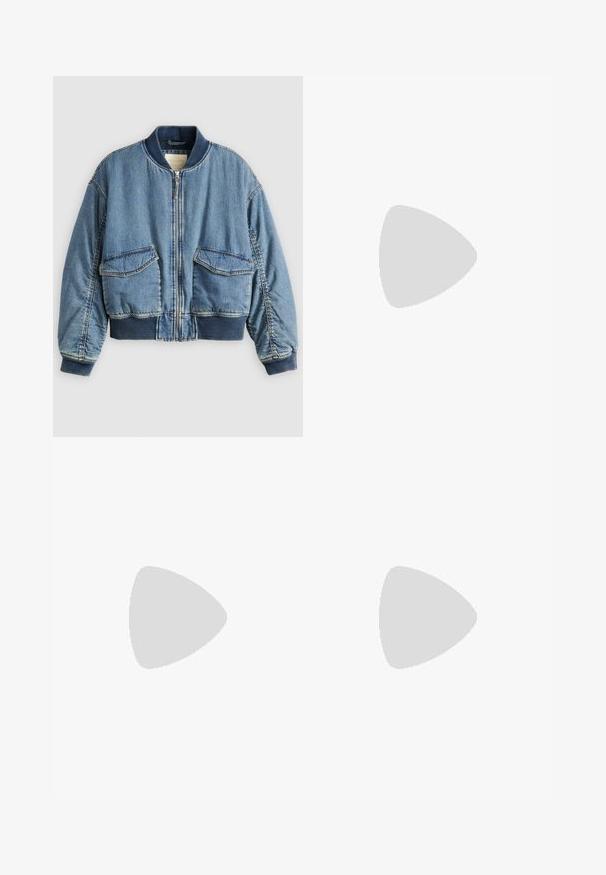 Hellblaue Denim-Bomberjacke mit gerippten Bündchen und Kragen. Verfügt über zwei aufgesetzte Fronttaschen und einen Reißverschluss. Strukturierter Denim-Stoff.; Weißes T-Shirt mit kurzen Ärmeln, lockerer Passform und gerafftem Stoff an der Taille. Aus weichem, leichtem Material gefertigt.; Schwarze weit geschnittene Jeans mit hoher Taille, ausgestattet mit Vorder- und Hintertaschen, gesteppten Nähten und einem Knopfverschluss. Glatte Textur.; Bershka High Heel Sandalette - black