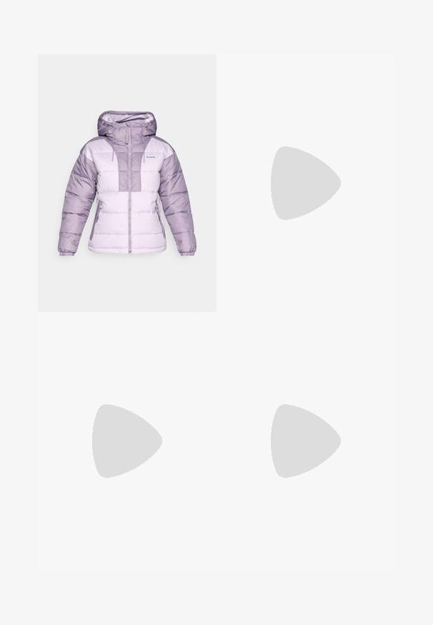 Jachetă puffer de culoare violet deschis, cu glugă, având un fermoar în față, buzunare laterale și un model în blocuri de nuanțe mai închise de violet.; Tricou negru Columbia cu artă liniară albă circulară reprezentând munți și un râu, împreună cu textul "Columbia Sportswear Company Afară din 1938."; Leggings negre cu talie înaltă, șnur, textură netedă și design ajustat. Prezintă detalii de cusături de-a lungul laturilor.; Botă de drumeție neagră cu un design mediu, având un material texturat, accente gri și o talpă din cauciuc durabilă cu crampoane pentru aderență.