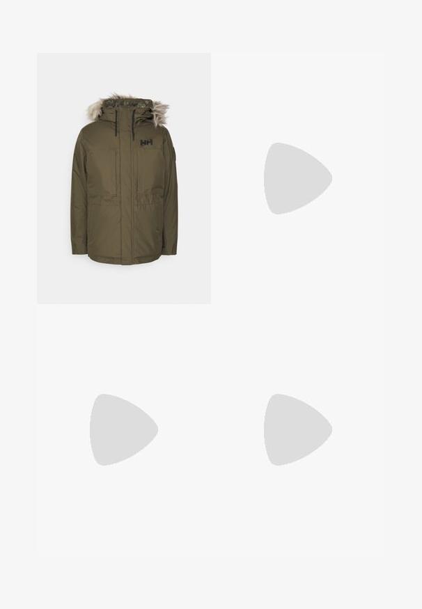 Olivgrüne Parka-Jacke mit einem mit Fell gefütterten Kapuzen, zwei Vordertaschen und einem Reißverschluss. Mit einem Logo im oberen linken Brustbereich.; Weißes Langarm-T-Shirt aus Baumwolle. Rundhals-Design mit gerippten Bündchen und kleinem Logo auf dem linken Ärmel. Glatte Textur.; Beige Jogginghose aus weichem Material, mit einem elastischen Bund und Kordelzug, seitlichen Taschen und schmal zulaufendem Bein.; Silberner Sportschuh mit einer glatten, glänzenden Oberfläche, weißem Logo an der Seite, strukturierten grauen Schnürsenkeln und einer Sohle aus Gummi.