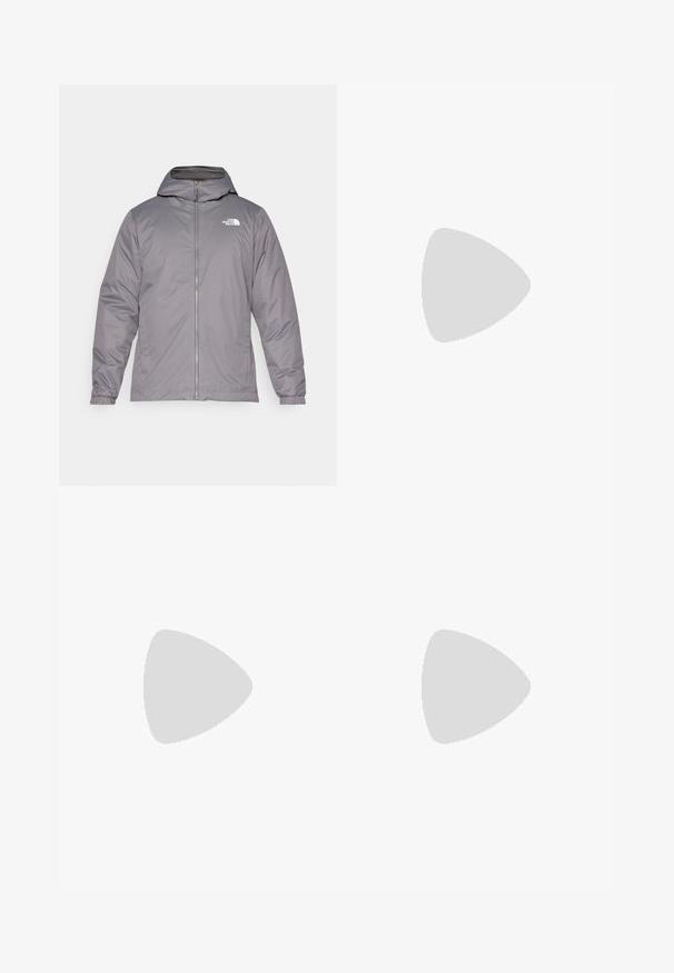 Grå isoleret jakke med hætte, frontlynlås, elastiske manchetter og logo på øverste bryst. Glat, vandafvisende stof.; Sort bomulds t-shirt med korte ærmer, rund hals og et lille hvidt logo på venstre bryst. Enkel design, glat tekstur og afslappet pasform.; Sorte atletiske bukser lavet af letvægtsstof, med en snor i taljen, sidelommer og tapered manchetter ved anklerne.; Sort udendørs sneakers med overdel i ruskind, tekstureret gummisål og robust snøringssystem. Har en forstærket hæl og logo fra mærket på siden.