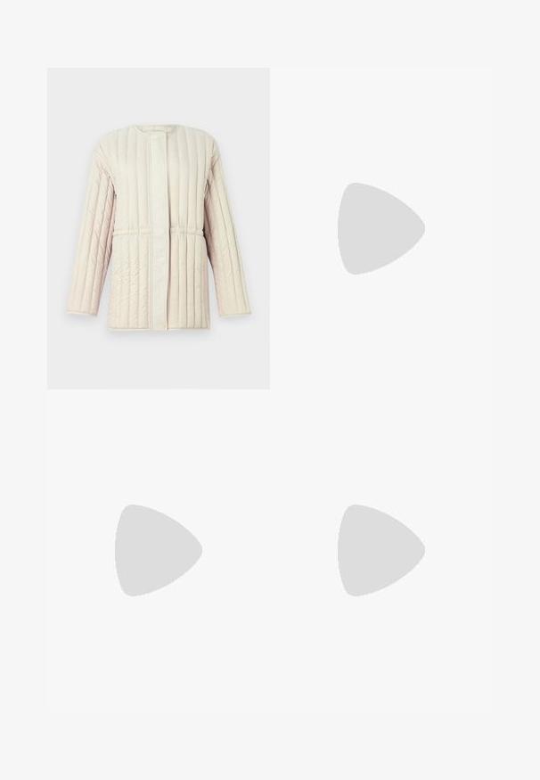 Ελαφρύ μπεζ τζάκετ με κάθετη ραφτή ζώνη, άνετη εφαρμογή, στρογγυλή λαιμόκοψη και μπροστινή κλείσιμο με κουμπιά. Μαλακό, υφασμάτινο υλικό.; Μαύρη βαμβακερή μπλούζα με κοντά μανίκια, στρογγυλή λαιμόκοψη και λευκό μικρό λογότυπο "Calvin Klein" στο στήθος. Λείο ύφασμα, κλασική γραμμή.; Ανοιχτό μπλε τζιν παντελόνι με ψηλή μέση, φαρδιά γραμμή, δύο πλαϊνές τσέπες και σχέδιο με πτυχώσεις. Μαλακή υφή με ξεθωριασμένο φινίρισμα.; Μαύρο παπούτσι slingback με αιχμηρή μύτη και χαμηλό τακούνι, κατασκευασμένο από λείο δέρμα με σχέδιο κοπής στη πλευρά για αερισμό.