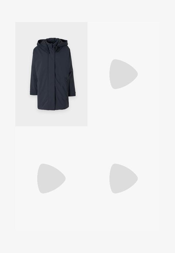 Marineblaue, gepolsterte Parkajacke mit Kapuze, langen Ärmeln, Reißverschluss vorne und seitlichen Taschen. Glattes Material ohne sichtbare Muster oder Akzente.; Weißes Baumwoll-T-Shirt mit Rundhalsausschnitt, kurzen Ärmeln und dezentem gelben Logodesign mit der Aufschrift "HILFIGER NEW YORK 1985." Standardpassform.; Weite weiße Jeans aus einem Baumwollmischgewebe. Verfügt über einen Reißverschluss, ein Fünf-Taschen-Design und Nähte entlang der Säume.; Marineblaue Wildleder-Lederlofer mit einem niedrigen schwarzen Absatz, ausgestattet mit einem dekorativen goldfarbenen Hardware-Detail auf der Vorderseite und einem abgerundeten Zehendesign.