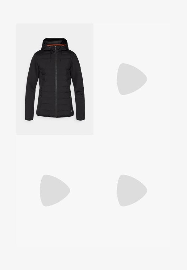 Giacca nera con parte anteriore trapuntata, maniche lisce e cappuccio. Presenta una cerniera centrale, cordini regolabili e tasche laterali.; T-shirt nero a maniche corte realizzata in tessuto leggero. Presenta un piccolo logo bianco sul lato sinistro del petto e delicati dettagli sulle spalle.; Pantaloni sportivi neri realizzati in tessuto leggero, con vita regolabile con cordino, tasche laterali e orli affusolati alle caviglie.; Scarpa da esterno con un design grigio e blu scuro, realizzata in tessuto testurizzato, suola robusta e sistema di allacciatura regolabile per una vestibilità sicura.