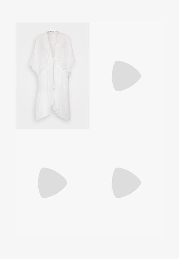 Anna Field Poncho - white; Top de tanque negro con ribetes acanalados y borde de encaje con volantes en el dobladillo. Presenta tirantes finos y un diseño ajustado. Fabricado en tejido elástico.; falda lápiz negra con fruncido, detalle de lazo y abertura lateral. Hecha de un tejido elástico, con una textura suave y un diseño ajustado.; Zapato de tacón alto negro con puntera afilada, superficie texturizada y un interior de un rosa vibrante. Presenta un tacón grueso con un acento plateado.