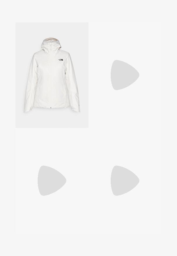 The North Face QUEST INSULATED JACKET - Õuejope - white dune; Valge lühikeste varrukatega puuvillane lühikesed t-särk, ümmarguse kaelusega. Vasakul rinnal on must logo.; Mustad mustad püksid elastse vöökoha ja mansettidega, valmistatud pehmest kangast, külgpockets ja logo vasakul reiel.; Mustad matkajalanõud musta värvi, tekstuurse ülemise osa, paeltega kinnituse ja volüümika kummitald, millel on silmapaistev logo külgedel ja mustrimuster.