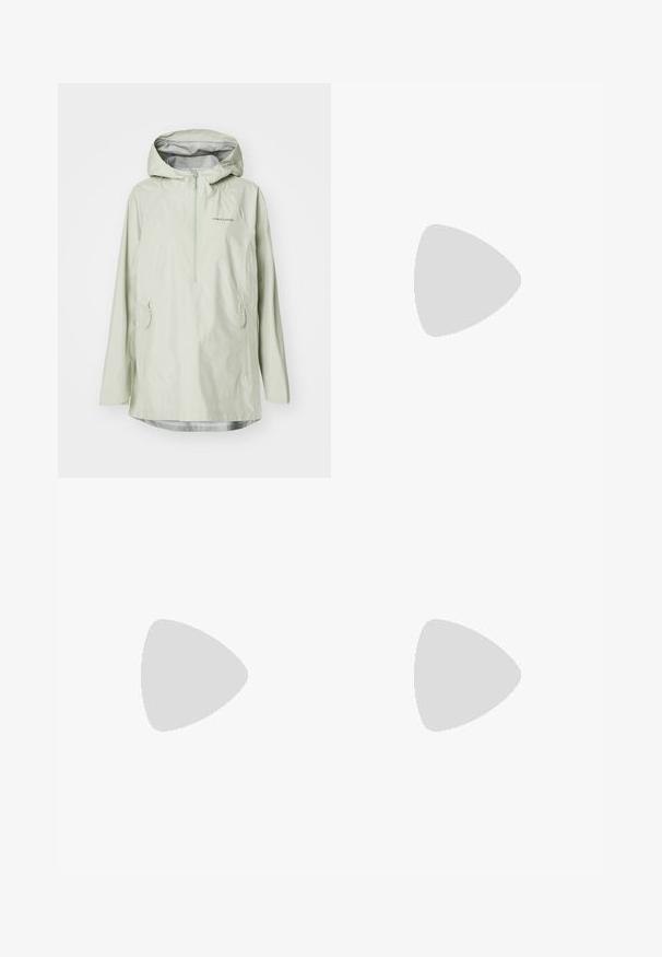 Kari Traa SANNE ANORAK - Softshell jakna - light dusty green; Črna kratka majica iz bombaža, ki ima spredaj bel logotip s ukrivljenimi akcenti in besedilom "THE NORTH FACE". Kratke rokave, okroglo izrezan ovratnik.; Črne zunanje hlače iz trpežnega materiala, s sproščenim krojem, elastičnim pasom in odprtinami na koncu, ki omogočajo prilagodljivo dolžino.; Črne atletske čevlje z teksturiranim zgornjim delom, ki imajo sivo obrobo in belo srednjo podplat. Vključujejo zanko za vprego in izstopajočo blagovno znamko na peti.