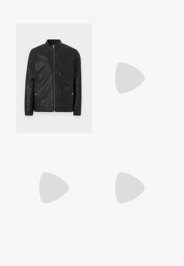 Zwarte leren jas met een hoge kraag, verticale ritsen, gestikte schouderaccenten en zijzakken. Gladde, matte textuur.; Zwarte T-shirt met korte mouwen van katoen, met een ronde hals en een klein logo geborduurd op de borst. Soepele textuur, normale pasvorm.; Zwarte broeken met een recht model, gemaakt van een gladde stof. Voorzien van een voorplooien en een enkele knoopsluiting bij de taille.; Zwarte leren loafers met een gladde afwerking, voorzien van een decoratieve band en contrasterende stiksels, gecombineerd met beige broeken.