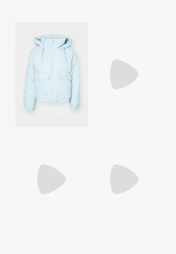 Svetlo modra korduroj pufasta jakna s kapuco, ki ima sprednji zadrgo, dve veliki žepi in elastične manšete za udobno prileganje.; Bela dolga majica s turtleneck ovratnikom, izdelana iz gladke, raztegljive tkanine. Ima visok ovratnik in prilega telesu, brez vidnih vzorcev ali okrasitev.; Svjetloplave široke traperice od denima, sa visokim strukom, dizajnom s pet džepova i suptilnim blijeđenjem za izgled nakon nošenja.; Bele platform tenisice izdelane iz gladkega sintetičnega materiala, z zaobljenim prstom, sistemom vezalk in teksturiranim gumijastim podplatom. Črn dodatek na peti.