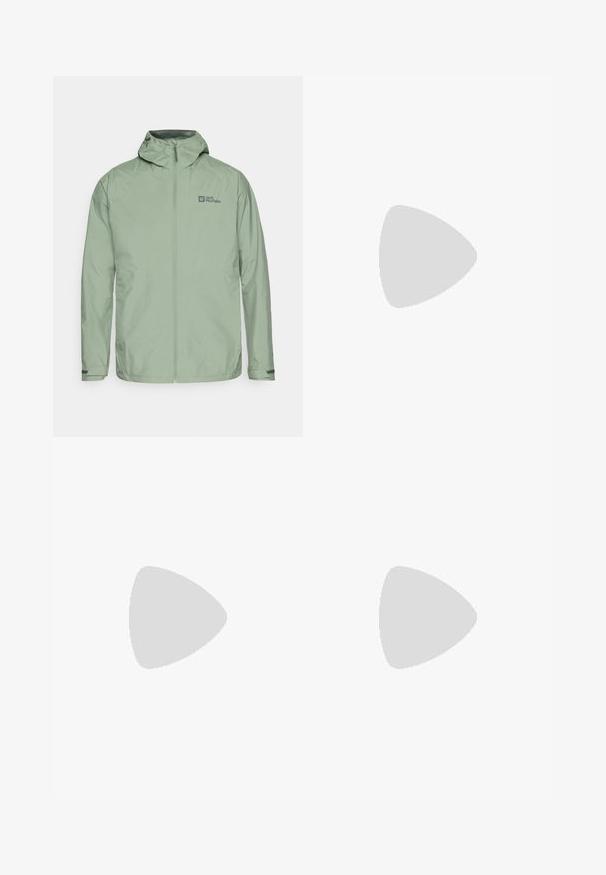 Chaqueta impermeable de color verde claro con capucha, frontal con cremallera y logo en la parte superior izquierda. Presenta puños ajustables y una textura suave.; Camiseta de manga larga blanca de algodón con cuello redondo. Presenta un pequeño logotipo negro en el pecho. Textura suave, corte regular.; Pantalones deportivos ligeros y grises con acentos negros. Cintura elástica, cierre con cordón, diseño de pierna ajustada y bolsillos laterales.; Zapatos exteriores negros con malla y material sintético, que presentan un upper texturizado, un sistema de cordones seguro y una suela robusta, sobre terreno rocoso.
