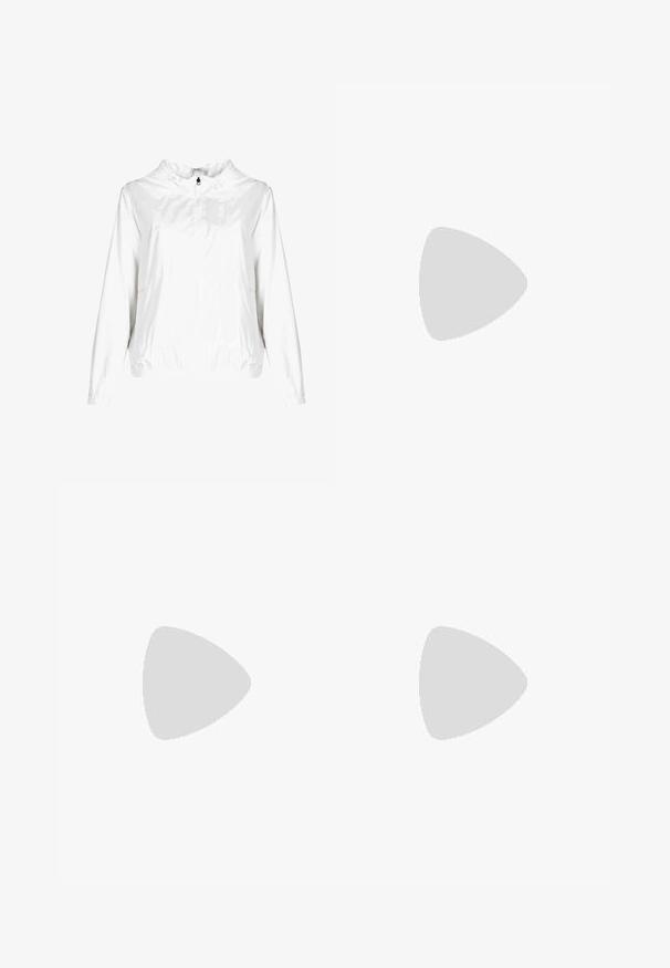 INVICTA Lichte jas - weiß; Witte geribbelde tanktop met een ronde halslijn en brede bandjes. Zachte stoftextuur en gestikte randen. Eenvoudig, getailleerd ontwerp.; Zwarte trainingsbroek met witte zijstrepen, elastische tailleband en een logo-patch. Gemaakt van gladde, lichte stof. Ontwerp met rechte broekspijpen.; Roomkleurige sportschoen met een bovenwerk van mesh, zilverkleurige accenten, en een gestructureerde rubberen zool. Ontworpen voor comfort en stabiliteit.; Zwarte gepatineerde leren handtas met een gebogen ontwerp, ritssluiting en een enkele schouderriem met zilverkleurige hardware en stikselaccenten.