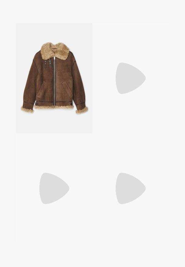 Bally Lederjacke - midbrown/beige; Schwarzes Kleid mit Rundhalsausschnitt, ärmellosem Design und ausgestellter A-Linie Silhouette. Verfügt über vertikale Nahtdetails für Struktur.; Ärmelloses Rollkragenoberteil mit vertikalen schwarz-weißen Streifen, hergestellt aus einem strukturierten Strickstoff und mit einem hohen, eng anliegenden Kragen.; Schwarze Lackleder-Sandale mit drei Riemen, Knöchelriemen und 10 cm hohen Stiletto-Absatz. Verfügt über goldfarbene Hardware-Details und ein Logo-Charm.