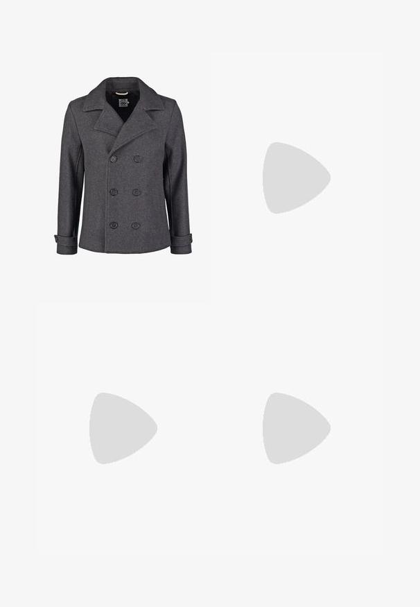 Grå uld pea coat med dobbeltradet design, store revers og sorte knapper. Har detalje ved ærmerne og en struktureret stofoverflade.; Sort kortærmet T-shirt lavet af bomuld, med rund hals og et lille logo broderet på brystet. Glat tekstur, standard pasform.; Sorte bukser med lige ben, lavet af et glat stof. Har frontfolder og en enkelt knaplukning i taljen.; Sorte lædermokkasiner med en glat overflade, der har en dekorativ rem og kontraststing, parret med beige bukser.