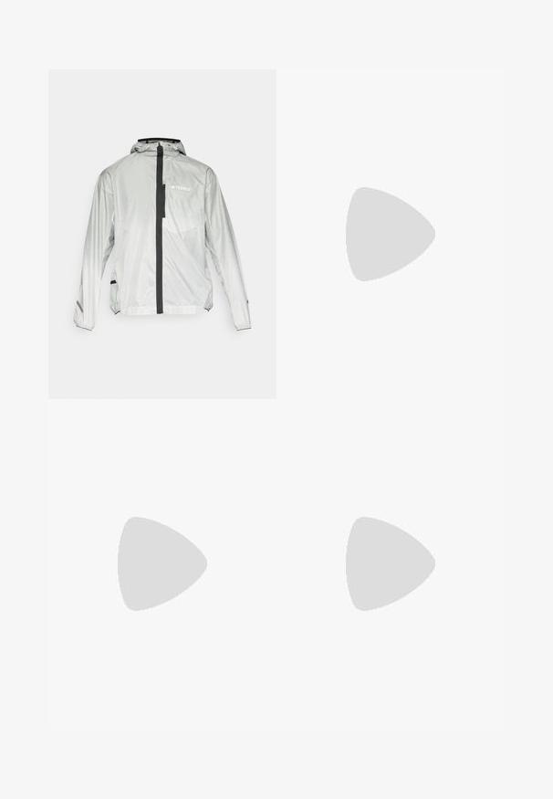 Adidas Terrex XPERIOR LIGHT WINDWEAVE - Neperpučiamoji striukė - silver green; Tamsiai pilka trumpomis rankovėmis marškinėliai, pagaminti iš lengvos, kvėpuojančios medžiagos. Yra apvalus kaklas ir baltas "TERREX" logotipas priekyje.; Juodi krovinių kelnės, pagamintos iš lengvos medžiagos, su elastingu juosmeniu, šoniniais kišenėmis ir subtiliu logotipu ant šlaunies.; Lengvas kalnų bėgimo batelis su pilka ir juoda tinklo viršūne, oranžiniais akcentais ir tvirtu padu sukibimui. Atsparus vandeniui Gore-Tex pamušalas.