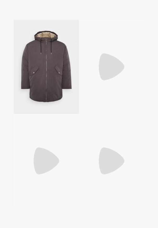 Jack & Jones JJLOOP - Téli kabát - mulch; Fekete, rövid ujjú póló bordázott anyagból, kerek nyakkivágással és egyszerű, dobozszerű siluettel.; Fekete farmernadrág, egyenes szabással, öt zsebből álló dizájnnal és elülső gombos záródással. Simább felület minimális varrási részletekkel.; Fekete, alacsony szárú sportcipők sima szintetikus anyagból. Kerek orr, fűzős kialakítás és lapos gumi talp textúrázott díszítésekkel.