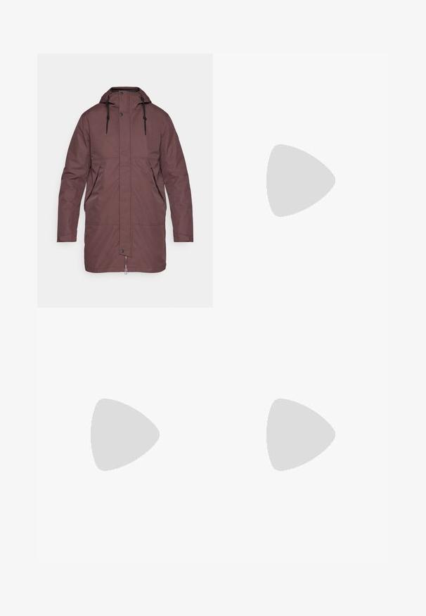 Veste isolée marron avec capuche, fermeture éclair avant et fermeture à pression. Dispose de deux poches latérales et de cordons de serrage ajustables sur la capuche.; Chemise à manches longues grise en tissu texturé, dotée d'une poche poitrine gris foncé et d'une fermeture éclair. Logo blanc sur la poche.; The North Face PANT - Pantalon de survêtement - pale grey heather/meld grey; Chaussure d'extérieur avec un design gris et bleu foncé, tissu texturé, semelle robuste et système de laçage ajustable pour un maintien sûr.