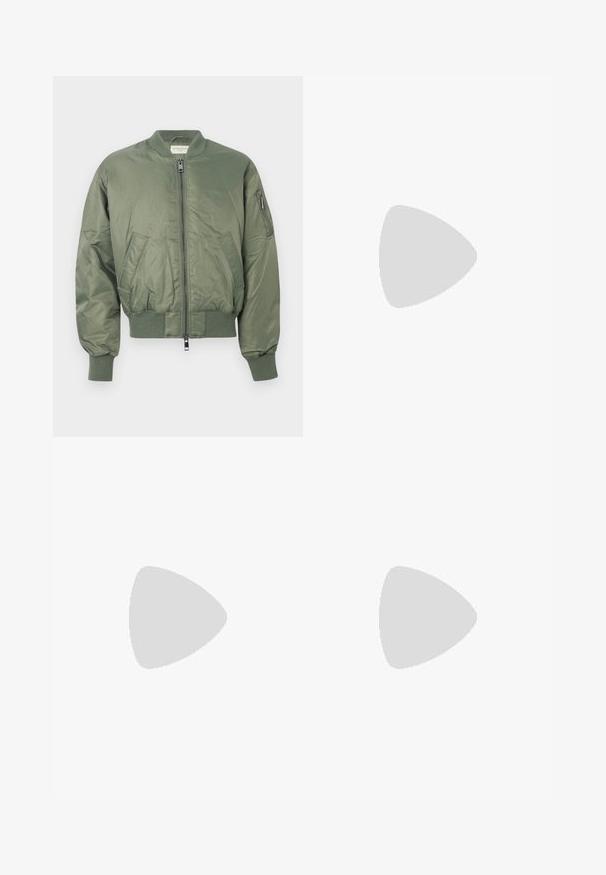 Πράσινο bomber jacket από λείο νάιλον, που διαθέτει μπροστινό φερμουάρ, ραμμένες μανσέτες και στρίφωμα, δύο μπροστινές τσέπες και τσέπη με φερμουάρ στη μανίκι.; Λευκό �πουκάμισο με κουμπιά, μακρές μανίκες, δύο τσέπες στο στήθος, μαύρα κουμπιά και καμπυλωτή ραφή. Φτιαγμένο από μαλακό, υφασμάτινο υλικό.; Γκρίζες παντελόνες με σχέδιο και ίσια γραμμή. Φτιαγμένες από υφή, διαθέτουν κούμπωμα μπροστά και πλαϊνές τσέπες.; Σκούρο μπλε δερμάτινο αθλητικό παπούτσι με κρεμ λαστιχένια σόλα, διαθέτει μπλε κορδόνια και λεία υφή. Στρογγυλή μύτη και μινιμαλιστικός σχεδιασμός.