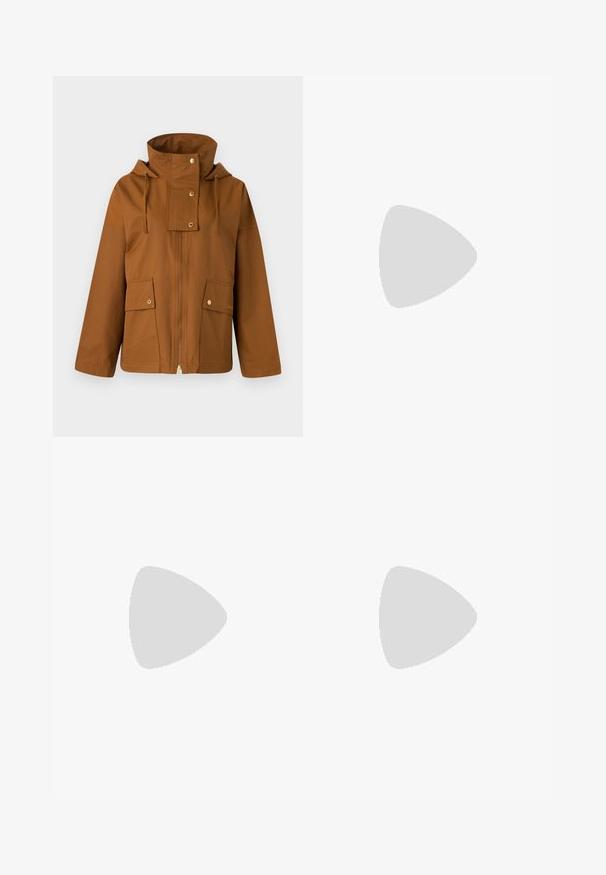Veste zippée marron avec un col haut, une capuche à cordon de serrage et deux poches avant. Fabriquée en tissu lisse avec des accents en métal doré.; Débardeur en tricot sans manches avec un col rond, comportant des rayures horizontales bleu marine et blanches, un ourlet côtelé et une texture lisse.; Pantalon noir ajusté avec une coupe droite, présentant une texture lisse et des plis nets sur le devant. Aucune quincaillerie visible.; Sandales beiges à talons carrés avec des fines brides et un bout carré. Matière lisse avec des détails minimaux, conçues pour un port facile.