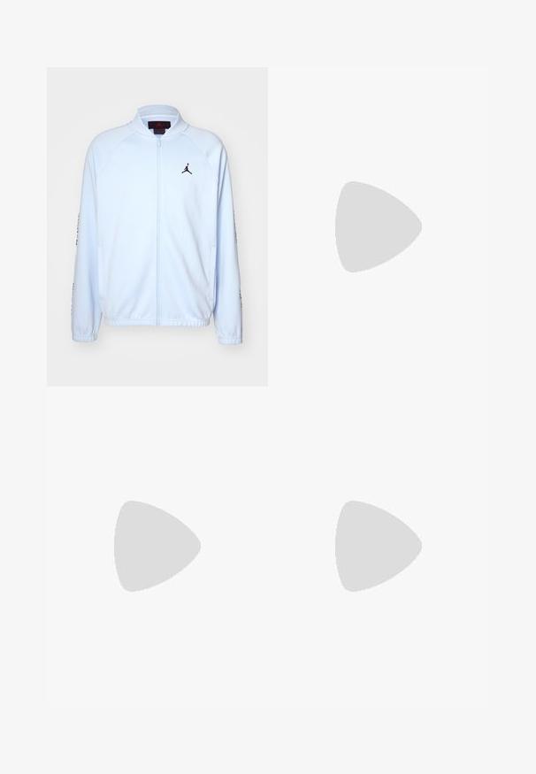 Jordan Treningsjakke - hydrogen blue; Sorte tanktopper i en pakke med tre. Ribbet tekstur, standard rund hals, uten ermer. Sømmen har en liten merkevarelogo nederst.; Høytlivs lys blå denimjeans med rette ben, front lukking med knapp, og fem lommer på ensfarget bakgrunn.; Sportskoe sko med mesh-overdel i hvit, aksentert med lilla, grønn og oransje detaljer. Polstret krage og teksturert oransje såle.