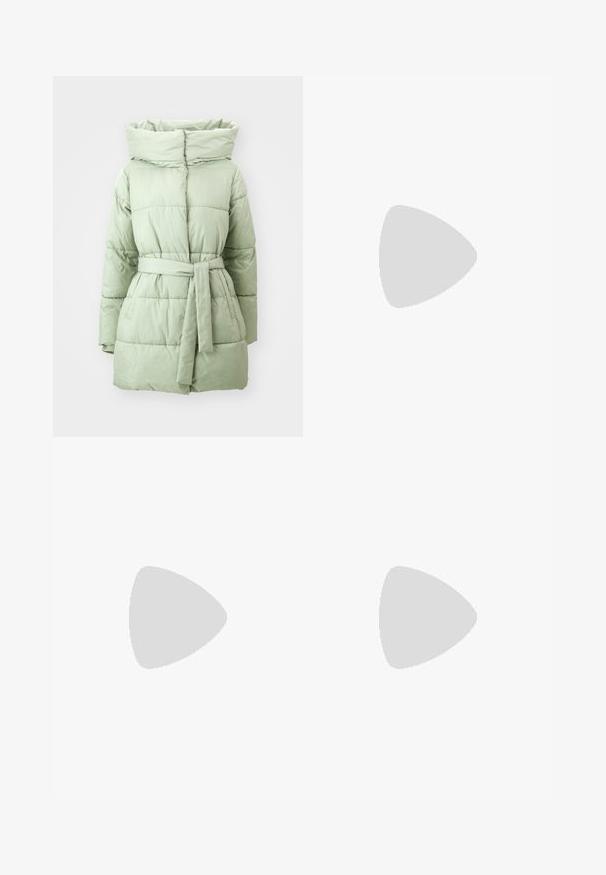 Doudoune vert pâle avec une taille ceinturée, un col haut et une texture matelassée horizontale, dotée d'une finition en tissu lisse et brillant.; Trois hauts à manches longues empilés : noir, gris et blanc. Chacun a un col rond et un design court avec un tissu lisse et léger.; Pantalons évasés noirs en tissu extensible, dotés d'une taille haute et de jambières évasées avec des fentes latérales pour plus de liberté de mouvement.; Baskets en suède gris avec des lacets blancs, des rayures noires et une semelle en caoutchouc blanc. Présentent un logo circulaire sur la languette et une semelle en gomme.