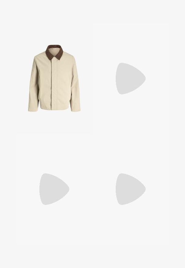 Veste beige clair avec un col en velours côtelé marron, coupe droite, fermeture à l'avant et poches latérales. Texture lisse avec un minimum de coutures.; T-shirt blanc à manches courtes avec le texte rouge "Édition Originals du Studio" sur la poitrine gauche, présenté sur un fond gris neutre.; Pantalon droit en velours beige, avec une texture côtelée, un design à cinq poches et une fermeture à boutons.; Baskets avec une tige crème, une rayure latérale bleue et un accent de talon gris. Présente un design texturé et une semelle en caoutchouc naturel.