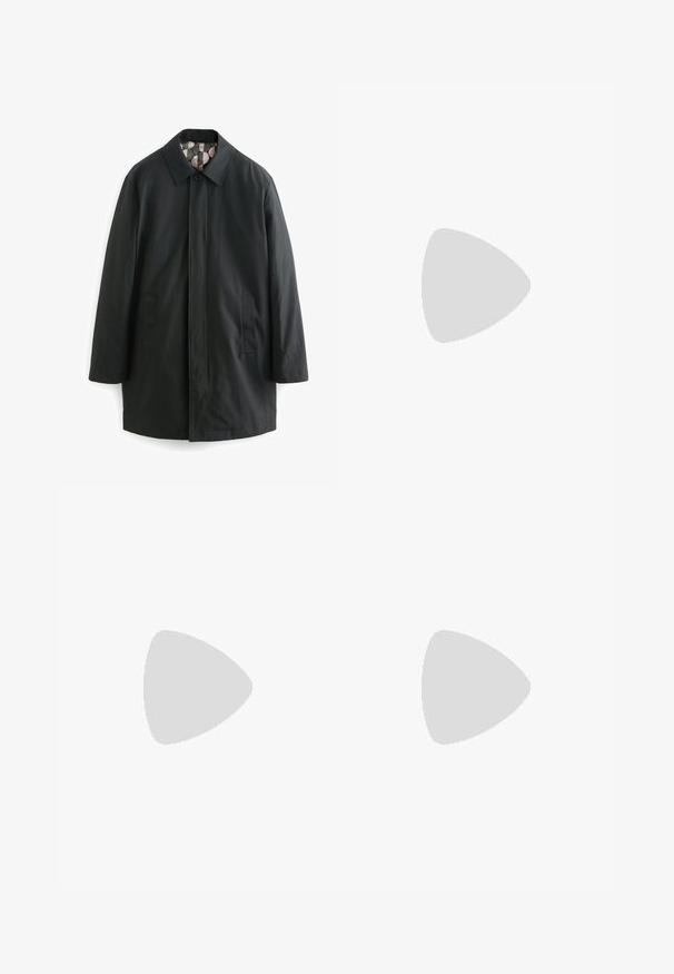 Next Klasický kabát - black; PULL&BEAR JOIN LIFE - Jednoduché tričko - black; Černé lněné kalhoty s širokými nohavicemi a elastickým pasem, se bočními kapsami a hladkou texturou pro pohodlí a prodyšnost.; Černé kožené mokasíny s masivní podrážkou a dekoračním páskem přes horní část, zobrazené v levém bočním profilu na bílém pozadí.