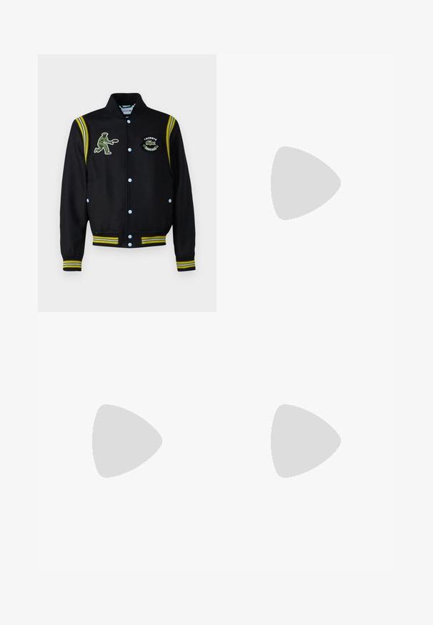 Veste universitaire noire avec des boutons-pression bleus, des accents rayés jaunes et bleus, et des patchs brodés d'un joueur de tennis vert et d'un logo.; T-shirt en coton noir avec un logo "Carhartt" stylisé réfléchissant au centre, col rond et manches courtes, offrant une coupe décontractée.; Pantalons cargo noirs avec une coupe droite. Fabriqués à partir d'un tissu durable, ils disposent de deux poches latérales avec fermetures à rabat et d'un zip à bouton.; Baskets noir et blanc avec une tige en suède et cuir, comportant trois rayures blanches, un bout perforé et une semelle en caoutchouc gum.