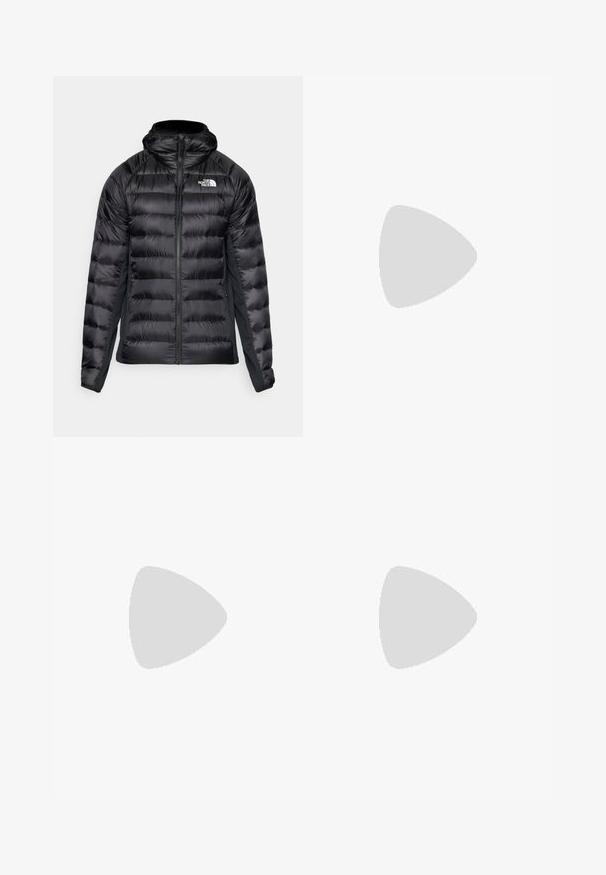 Schwarze Pufferjacke mit Reißverschluss und Kapuze. Verfügt über gesteppten Abschnitte und ein Logo auf der linken Brust. Elastische Seitenpaneele für die Passform.; Schwarzes T-Shirt mit kurzen Ärmeln aus leichtem Stoff. Mit einem kleinen weißen Logo auf der linken Brust und dezenten Akzenten an den Schultern.; Schwarze Sporthosen aus leichtem Stoff, mit einem Kordelzugbund, seitlichen Taschen und schmal zulaufenden Bündchen an den Knöcheln.; Schwarzer Trailrunning-Schuh mit strukturiertem Obermaterial, Gummisohle und verstärkter Zehenkappe. Verfügt über einen gepolsterten Kragen und eine Ziehlasche für einfaches Anziehen.