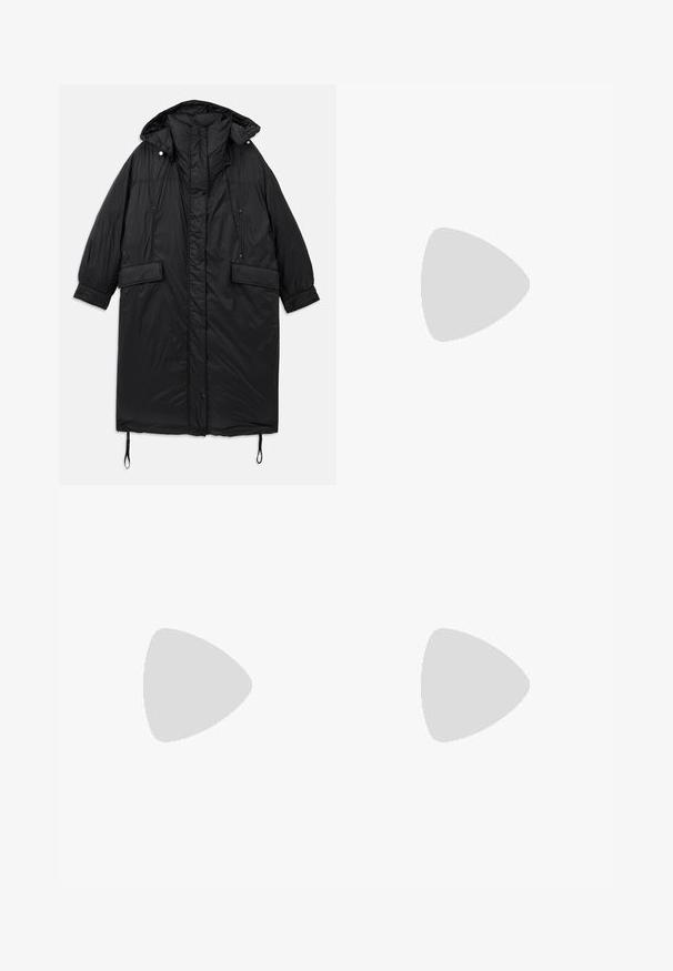 Črn, podložen dolg plašč s kapuco, z gumbom za zapiranje, dvema sprednjima žepoma in nastavljivo vrvico na robu. Gladka tekstura, lahek material.; Bela majica z dolgimi rokavi iz mehkega blaga, ki ima naborkan rob. Njena zasnova vključuje okroglo izrez in subtilni logotip na prsih.; Hlače s širokimi nogami iz črnega denima. Imajo teksturiran videz s čistim pasom brez vidne kovine ali žepov.; Črne slip-on loafers s debelim podplatom, nizko peto in teksturiranim zgornjim materialom na enobarvni beli podlagi.