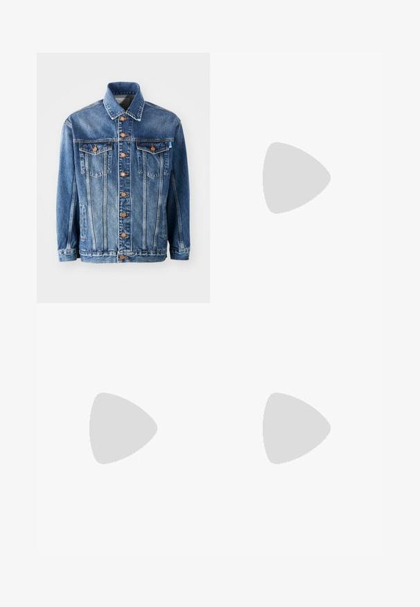 Denimjacka i medelblå med en klassisk passform. Har kopparfärgade knappar, två bröstfickor och en krage.; Tre vita ribbade linnen i bomull. Har rund halsringning och små svarta etiketter vid fållen. Finns i flera storlekar.; Mörkblå denimjeans med rivna detaljer, femficksdesign och subtila blekningar. Rak passform med en ren fåll.; Jeansshorts i blått, knälängd med en framfick. Kombinerat med marinblå och blå höga sneakers med vita snören och randiga strumpor.