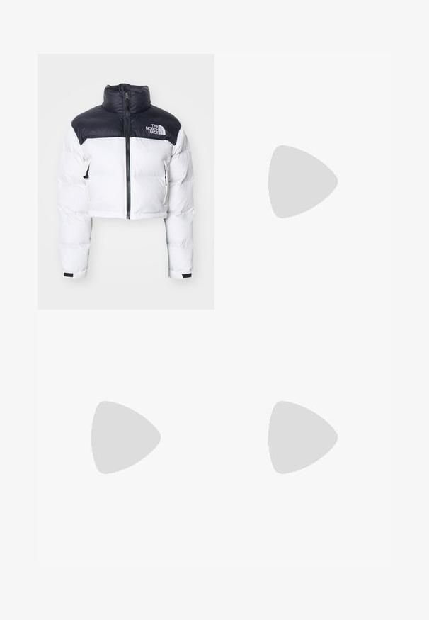 The North Face NUPTSE SHORT JACKET - Dūnu jaka - white dune/black; Melnas garajām piedurknēm T-krekls no kokvilnas ar apaļu kakla izgriezumu. Uz krūtīm ir balts Nike logo. Mīksta tekstūra, vienkāršs dizains.; Melnas sporta bikses ar spīdīgu, gludu audumu, aprīkotas ar elastīgu jostu, platām kājām un mazu logotipu kreisajā pusē.; Melnas sporta kedas ar sietu augšdaļu, teksturētām akcentiem un redzamajām gaisa amortizācijas podiem zolei. Valkātas ar zilu džinsu biksēm.