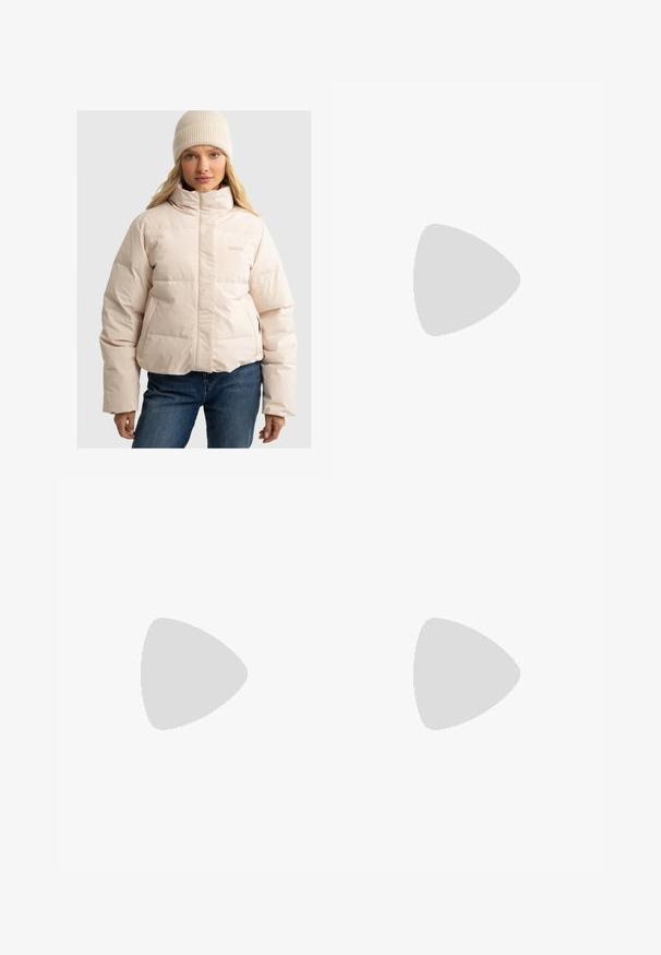 Lyserød puffjakke med høj krave, quiltet mønster og sidelommer, parret med en beige ribbet hue.; Hvid kortærmet T-shirt lavet af bomuld, med rund hals og en afslappet pasform, uden synlige mønstre eller grafik.; Bredde ben mørkeblå denim jeans med høj talje, der har snoretræk, fem lommer og kontrastsyet detaljer.; Brune ruskinds ankelsko med en blød foring, tyk beige plattformsål og en bageste løkke. Tekstureret overflade med synlige sømdetaljer.; Runde, bruntonede solbriller med en glansfuld bordeauxramme. Slanke arme med diskret brandingdetalje. Flad linsedesign.