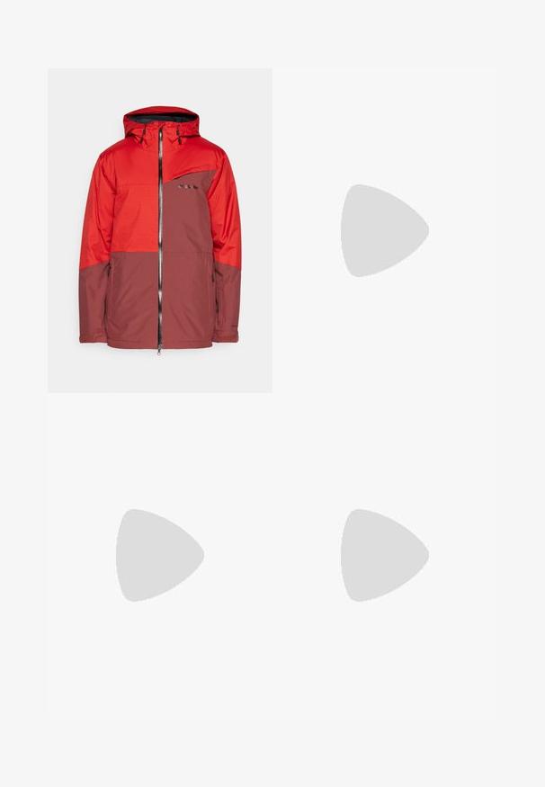 Rode en bruine waterdichte jas met een capuchon, ritssluiting aan de voorkant, borstzak en gestructureerde mouwen. Voorzien van het merklogo op de voorkant.; Zwart T-shirt met korte mouwen van katoen, met een borstzak en een blauw Patagonia-logo aan de linkerkant.; Lichte, grijze sportbroek met zwarte accenten. Elastische tailleband, trekkoordsluiting, taps toelopend ontwerp en zijzakken.; Zwarte sportschoen met een gestructureerde bovenkant, grijze accenten, reflecterende details en een dikke witte zool met Vibram-logo.