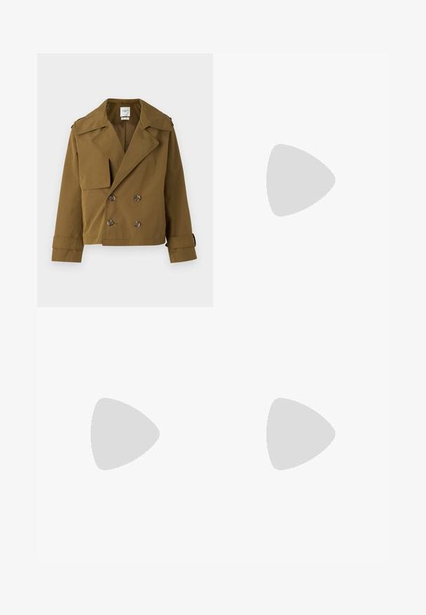 Brun kragen kort dubbelknäppt trench coat i slät tyg. Har stor krage, två framfickor och bruna knappar.; Långärmad vit croppad t-shirt, tillverkad av mjukt material, har rund hals och en avslappnad passform med manschetterade ärmar. Enkel och ren design.; Svarta byxor med vida ben i tracksuit-stil med elastisk midja, prydda med vita sidostråk och en liten logotyp på vänster höft. Slät tygtextur.; Svarta och vita Nike låga sneakers har en slät läderöverdel, rund tå, snörning och en mönstrad gummisula.; Svarta överdimensionerade solglasögon med ovala linser, slät plastbåge och guldaccent på bågarna. Mörka linser ger solskydd.