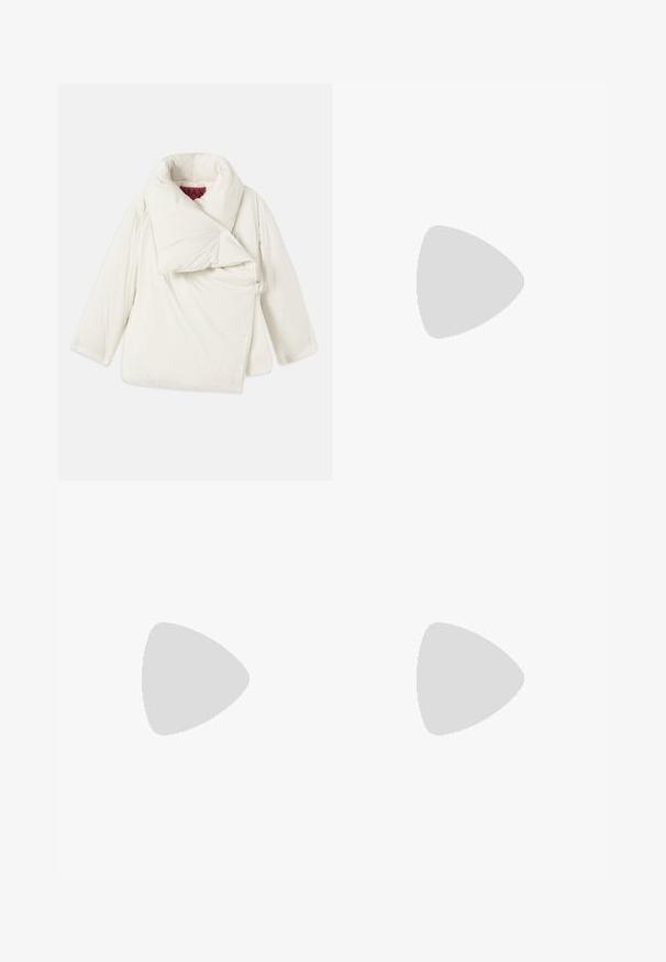 Hvid puffet jakke med en stor foldet krave, asymmetrisk design og en sidelukning med en metalring. Glat, blank tekstur.; Sort halterneck kjole med draperet design. Fremstillet af skinnende materiale, med en snoet halsudskæring og asymmetrisk fald. Glat tekstur.; Sorte spidse tå stiletto-sko i krokodilleskind med et strømlinet design, høj hæl og glat sort inderside.; Sort håndtaske med en struktureret overflade, prydet med sølvnitter og en kraftig sølv kædedyse. Har en slank, minimalistisk form.