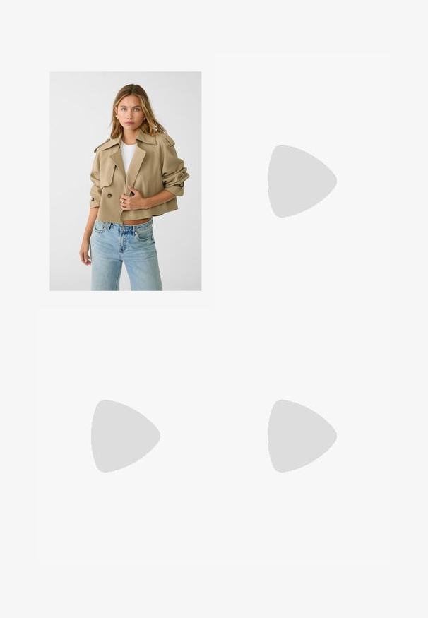 Stradivarius SMART FLOWING - Leichte Jacke - khaki; Weißes T-Shirt mit kurzen Ärmeln aus Baumwolle. Hat einen Rundhalsausschnitt und eine lockere Passform. Glatte Textur ohne sichtbare Muster oder Akzente.; Weiße weit geschnittene Hose aus leichtem Stoff. Mit einem elastischen Bund und Kordelzug sowie Seitentaschen. Glatte Textur.; Bershka WITH ANKLE STRAP - Riemensandalette - mottled green