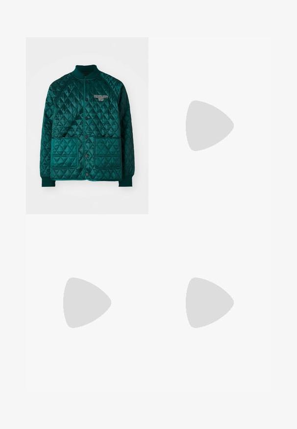 Veste bomber matelassée en bleu canard, avec un col côtelé, deux poches avant, une fermeture à boutons-pression et un logo brodé sur la poitrine.; T-shirt noir à manches courtes avec des détails à trois rayures blanches sur les épaules et un petit logo blanc sur la poitrine. Texture de tissu lisse.; Pantalons de sport noirs avec une taille élastique, ornés de rayures blanches sur les côtés et d'un petit logo. Le matériau semble doux et léger.; Baskets en suede noir avec des accents jaunes, présentant trois rayures et une semelle en caoutchouc marron. Comprend une languette rembourrée pour le confort.