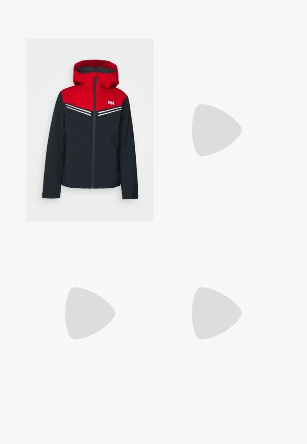 Wasserdichte Jacke in Dunkelblau mit roter Kapuze und oberem Abschnitt. Mit weißen horizontalen Streifen und einem Frontreißverschluss. Helly Hansen-Logo angebracht.; Weißes T-Shirt aus Baumwolle mit einem schwarzen, runden Halsausschnitt und drei schwarzen Streifen auf jeder Schulter. Kleines schwarzes Logo auf der Brust.; Weiße Hose mit strukturiertem Muster, mit elastischem Bund und geradem Schnitt. Weiches Material, leicht und geeignet für den Freizeitlook.; Beige Sneaker mit grünen Streifen, ausgestattet mit einer weißen Sohle und einem Obermaterial aus glattem Leder. Seitenansicht, die die Schnürdetails und das Logo hervorhebt.