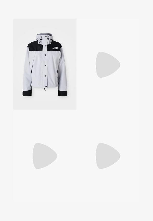 Vaaleanharmaa ja musta hupullinen takki, jossa on edessä napit, säädettävät nyörit ja The North Face -logo rinnassa.; Musta pitkähihaisen t-paita, joka on valmistettu puuvillasta ja jossa on pyöreä kaula-aukko. Vasemmassa rinnassa on pieni valkoinen logo. Yksinkertainen muotoilu ja istuvuus.; Mustat nailonista valmistetut irrotettavat cargo-housut säädettävillä lahkeilla, useilla taskuilla ja logolla oikeassa jalassa. Liukas, kevyt rakenne.; Beige ja kreemi värvi sportlikud jalanõud, millel on tekstiilne mesh ülemine osa, toetavad ülekatted ja kummist tald, millel on mustripattern haardeks.