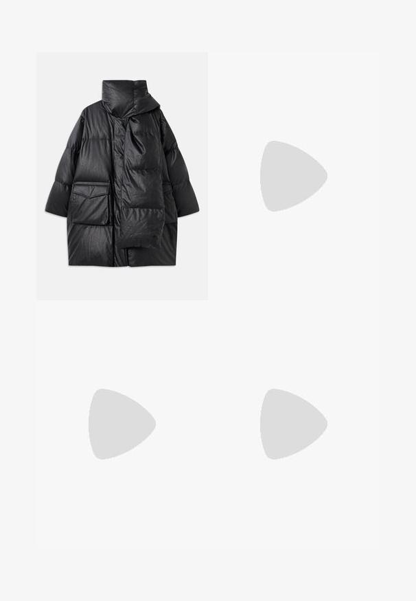 Μαύρο παλτό με γέμισμα και ψηλό γιακά, μεγάλες τσέπες και αποσπώμενο κασκόλ. Κατασκευασμένο από γυαλιστερό, υφαντό υλικό με φαρδιά εφαρμογή.; Γκρι πουλόβερ με ασύμμετρο σχέδιο και ανοιχτό ώμο, μακριά μανίκια και ριμπέ λεπτομέρειες στις μανσέτες και το στρίφωμα.; Πολυτελή παντελόνια με φαρδιά πόδια σε μαύρο χρώμα. Κλασική εφαρμογή με απαλό υφή. Διαθέτουν μια σειρά μεταλλικών καρφιών κατά μήκος των ραφών για λεπτομέρεια.; Μαύρη σουέντ ankle boot με εφαρμοστό άξονα, μυτερή μύτη και χαμηλό τετράγωνο τακούνι. Λείο υλικό και μινιμαλιστικός σχεδιασμός, κατάλληλη για πολυάριθμους συνδυασμούς.