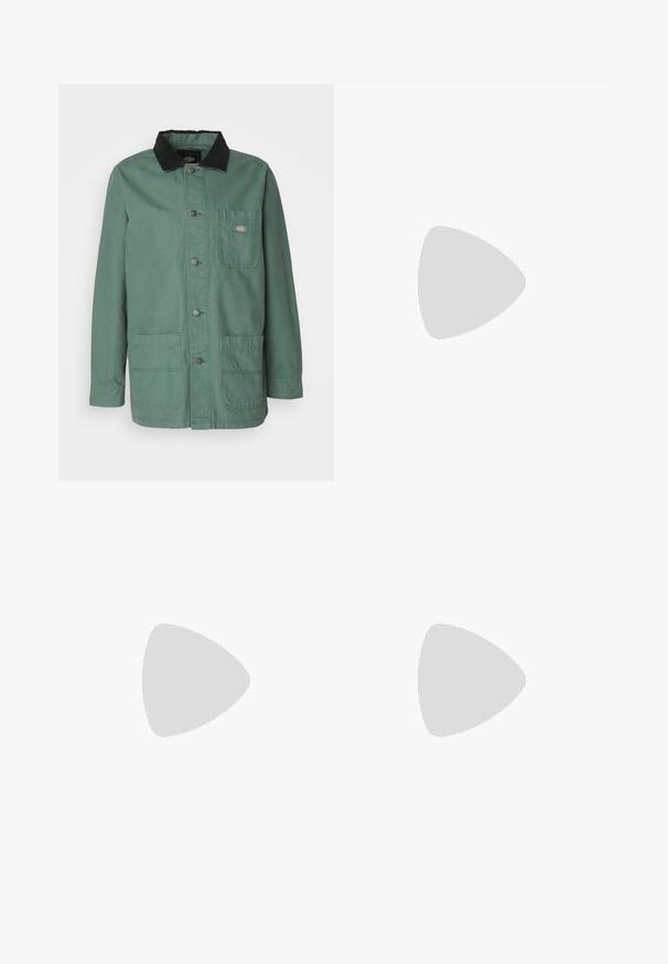 Dickies UNLINED CHORE COAT - Puspaltis - dark forest; Juodi maikutai trijų pakuotėje. Raštuota tekstūra, standartinė apvalia iškirpte, be rankovių. Apačia papuošta mažuoju prekės ženklu.; Šviesiai mėlynos plačios džinsinės kelnės, pagamintos iš džinsinio audinio, su vidutiniu juosmens aukščiu, penkiomis kišenėmis ir mygtuko uždarymu, papuoštu siauru metaliniu akcentu.; Juodas odinis loaferis su kutais, turintis masyvų juodą pado ir geltonus siūlus palei kraštą. Textūruota danga.
