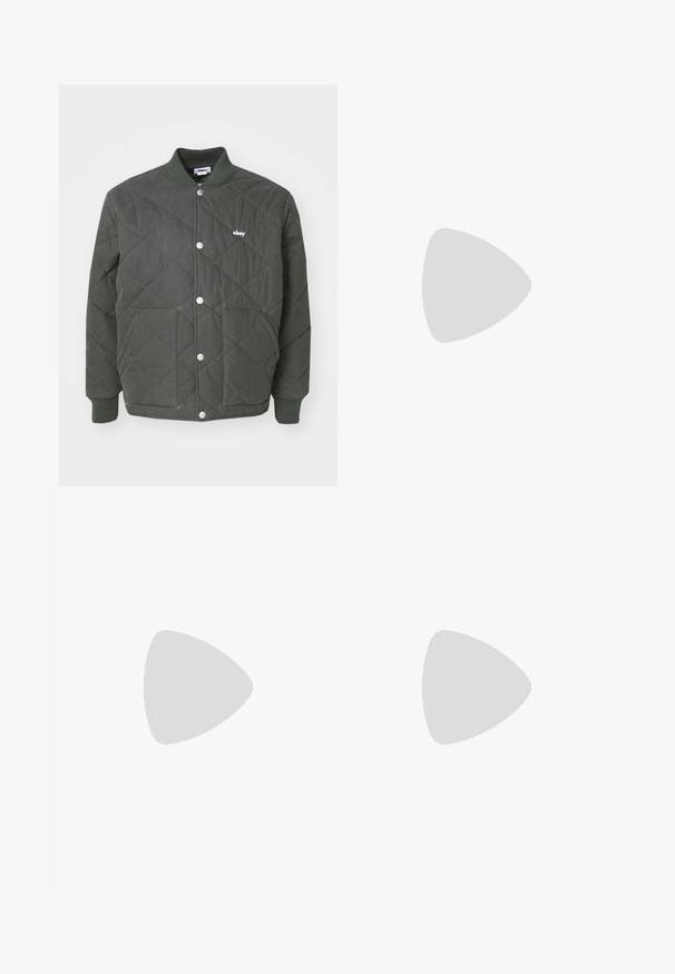 Obey Clothing DEVON JACKET - Lahka jakna - chimera; Set bombažnih majic, ki vključuje črno in belo majico, obe z kratkimi rokavi, okroglim izrezom in standardnim krojem. Teksturirana tkanina.; Črne bombažne hlače s ravnim krojem, z zapiranjem na gumb spredaj in stranskimi žepi. Gladka tekstura in minimalno podrobnosti.; Črne usnjene loafer čevlje z gladko površino, zgornjim delom v slogu mokasin, šivanimi detajli in gumijastim podplatom. Klasična zasnova z nizko peto.