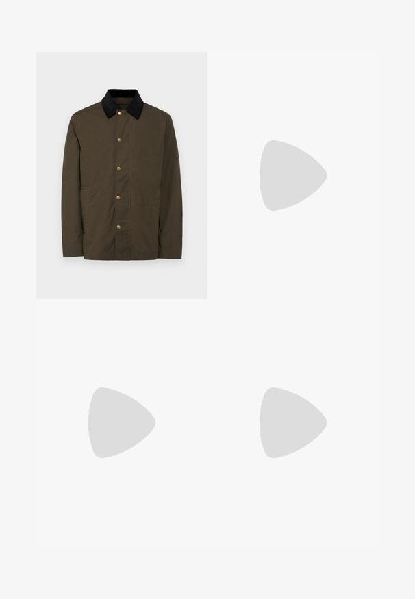 Khaki jakke med gyldne trykknapper, sort kordfløjlskrage, sidelommer og et enkelt, lige snit. Glat tekstur, letvægtsmateriale.; Sort kortærmet T-shirt lavet af ribbet stof, med en rund halsudskæring og en simpel, boksformet silhuet.; Sorte denimbukser med lige ben, fem lomme-design og knaplukning foran. Glat tekstur med minimale syninger.; Pier One UNISEX - Sneakers - black